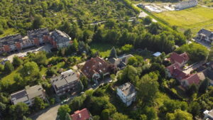 Read more about the article Bezpieczne przeglądy budynków z powietrza – jak drony eliminują konieczność pracy na wysokości