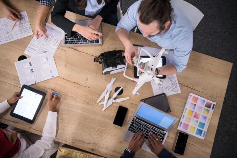 Read more about the article Drony w biznesie – jak firmy wykorzystują bezzałogowe statki powietrzne